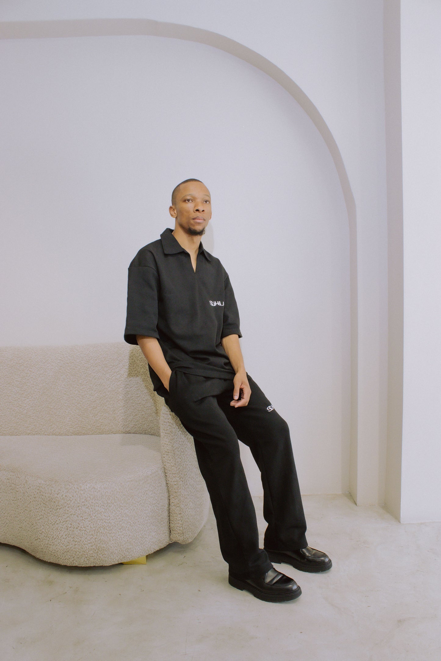 SUHU LOGO SWEATPANT, BLACK