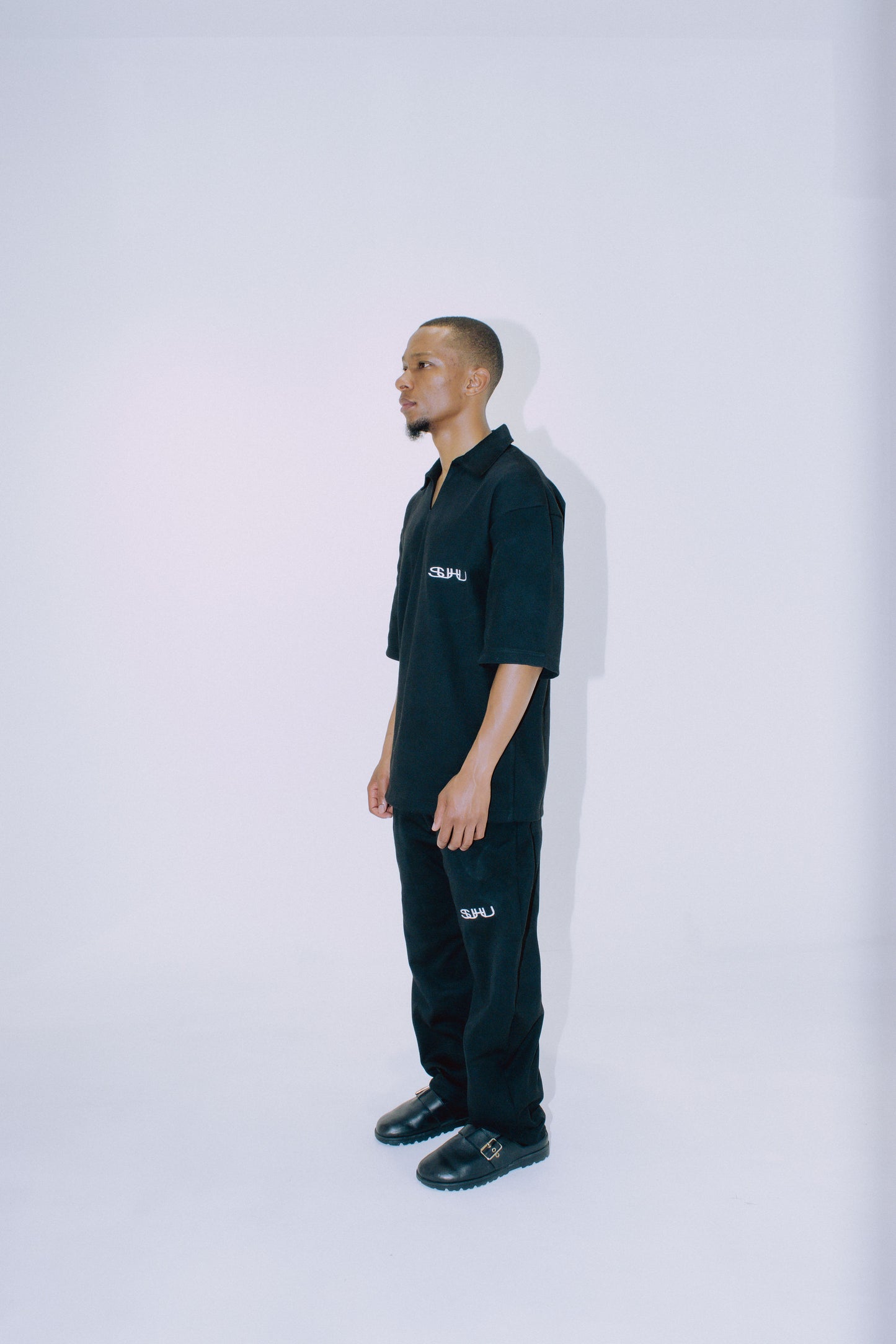 SUHU LOGO SWEATPANT, BLACK