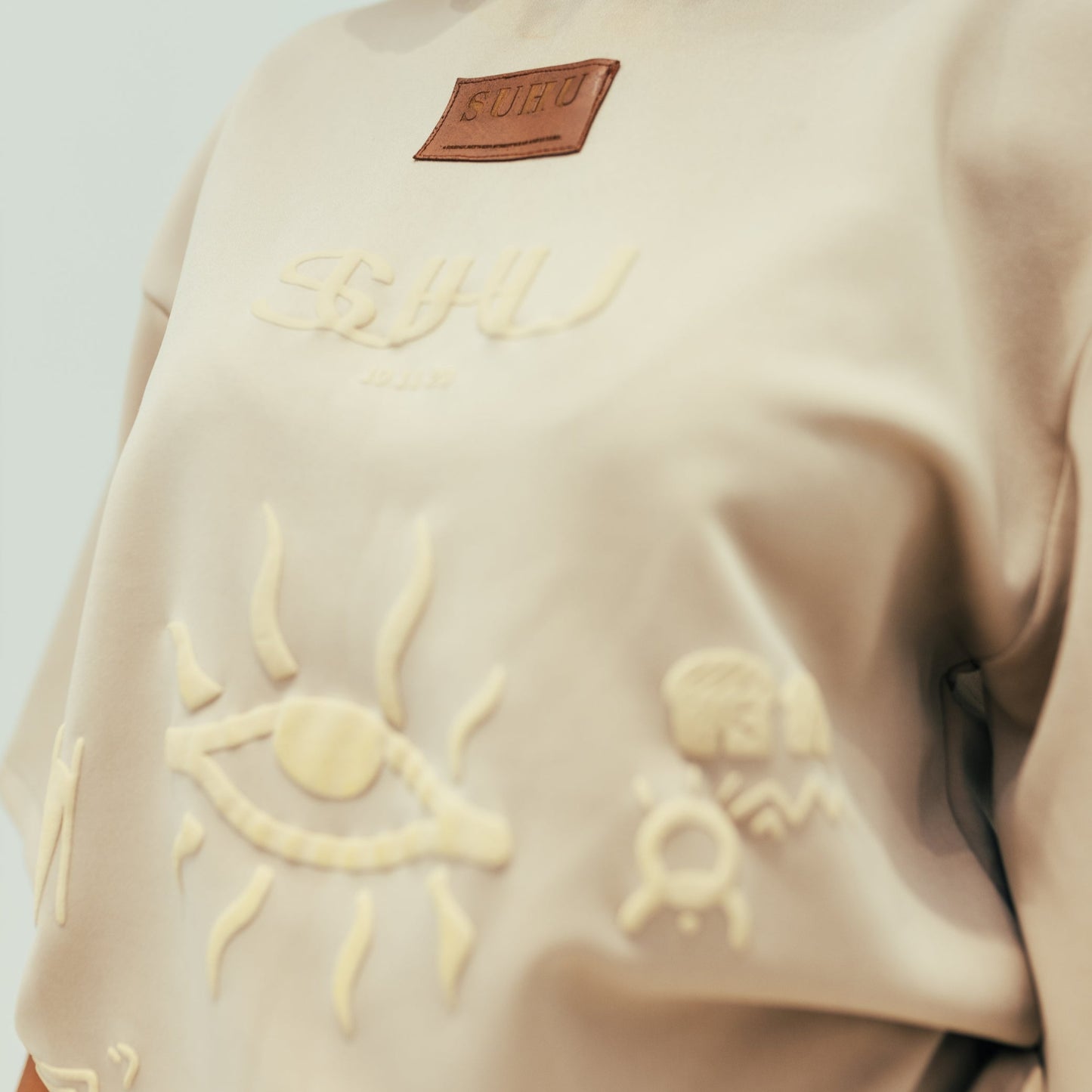 SUHU PUFF PRINT EYE T-SHIRT