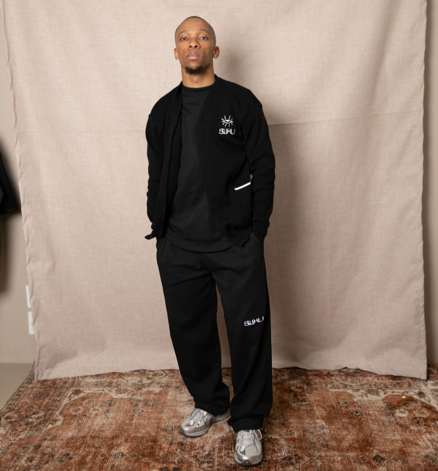 MODEL IN SUHU ALL BLACK SWEATPANTS AND CARDIGAN