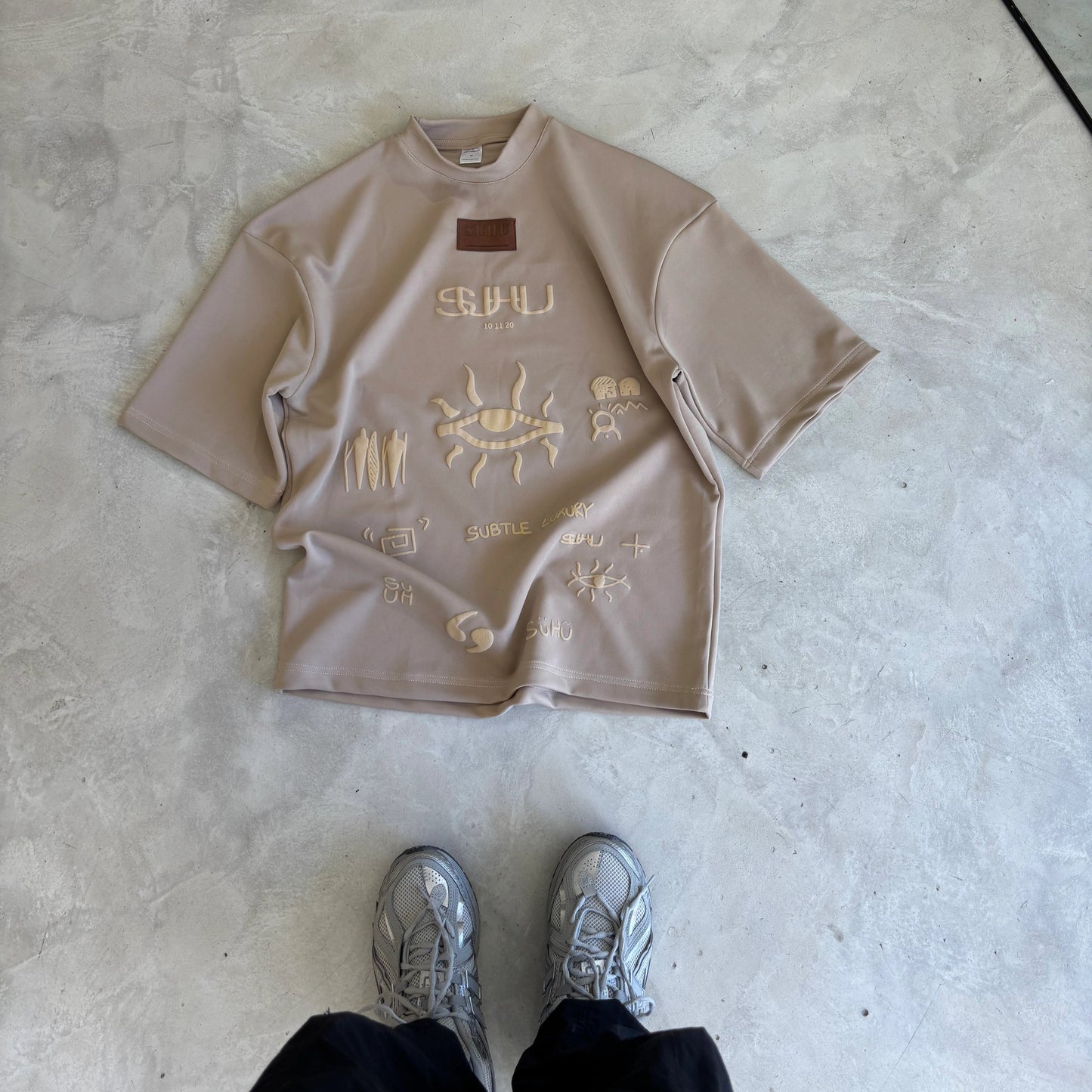 SUHU ORIGINAL EYE T-SHIRT PHOTOGRAPHED ON THE FLOOR